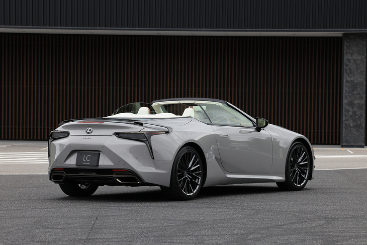 “ピナクル”は英語で最高峰や頂上を意味している。