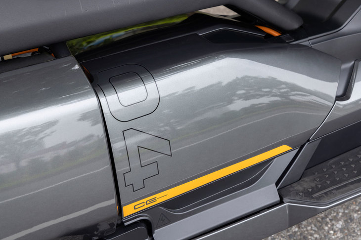 カラーリングは「ライト・ホワイト」と試乗車の「マジェラン・グレー・メタリック」の2種類で、後者の場合、車体の各所にオレンジのアクセントや専用のグラフィックが施される。