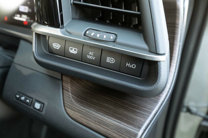 ダッシュボード右端のスイッチパネルには、任意のタイミングで排水管にたまった水を捨てられる「ウオーターリリーススイッチ（H2Oスイッチ）」が備わっている。