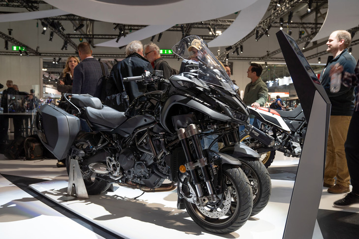 フロントの2輪が独立したサスペンションを持ち、両輪がリンクして左右に傾くLMW（リーニングマルチホイール）を持つことで、二輪車と変わらぬ操作性と高い走行安定性を実現する「ヤマハ・ナイケン」。欧州で人気の自転車レースにおいて、カメラバイクやサポートバイクとしても使用されている。2018年のデビュー後、2019年にはサイドパニアを純正採用した「ナイケンGT」を発売。今回のEICMAで発表されたのは、そのナイケンGTのマイナーチェンジモデルだ。エンジンには先に「MT-09」や「トレーサー9 GT」に採用された、排気量890ccの並列3気筒を搭載。そのエンジンをベースに、クランクを重くするなどしてより力強く、そして滑らかな出力特性を目指してアップデートが行われている。インターフェイスには、7インチの大型フルカラーディスプレイを搭載。上下7cmの範囲で調整可能なアジャスタブルスクリーンは、片手で簡単に操作できるよう工夫されている。これらの改良に伴い、外観こそ大きな変化はないが、ダッシュボードまわりの設計も大きく変更された。