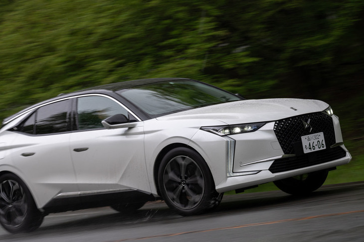 カメラによって自車前方の路面状態を読み取り、リアルタイムでダンパーの減衰力を調整する「DSアクティブスキャンサスペンション」。センサーの都合で、豪雨時や降雪時などは作動しない。