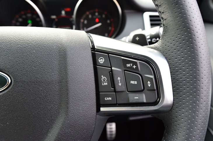 車間距離を保ちながら前車に追従するアダプティブクルーズコントロール機能は、オプションとして用意される。写真は、ステアリングホイールの右側スポークに備わる操作スイッチ。