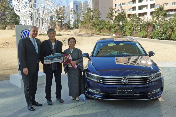 島津さんご夫妻には、「パサートヴァリアント」のミニカーと花束が贈呈された。