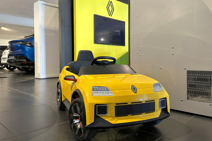 ショールームの片隅で販売されていたペダルカー。