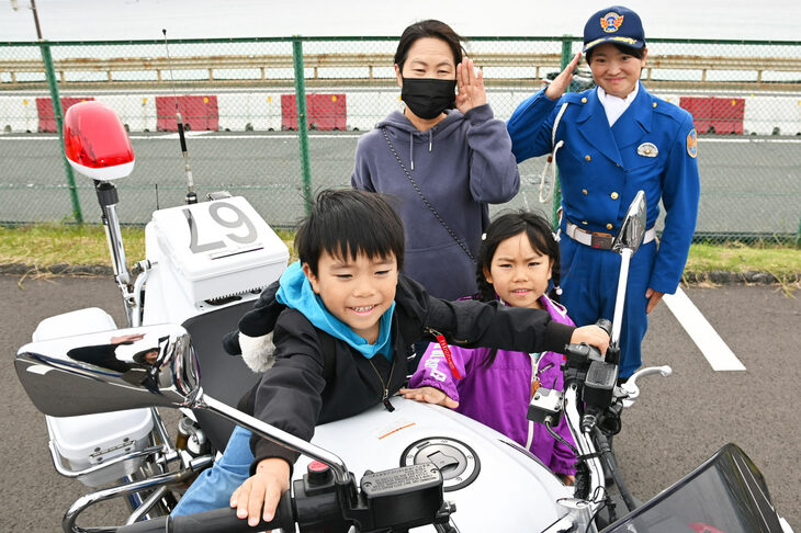 大磯警察署はオーテックが手がけた「スカイラインGT-R」のパトカーと白バイを展示。白バイ体験は、子供たちに大人気だった。