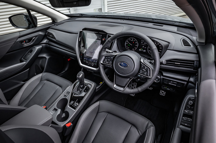11.6インチの縦型ディスプレイ（「リミテッド」に標準、「ツーリング」はメーカーオプション設定）をダッシュボードのセンターに置いた、最新のスバル車に共通するイメージでデザインされたコックピット。メーターパネルはフル液晶ではなく、アナログ式となる。