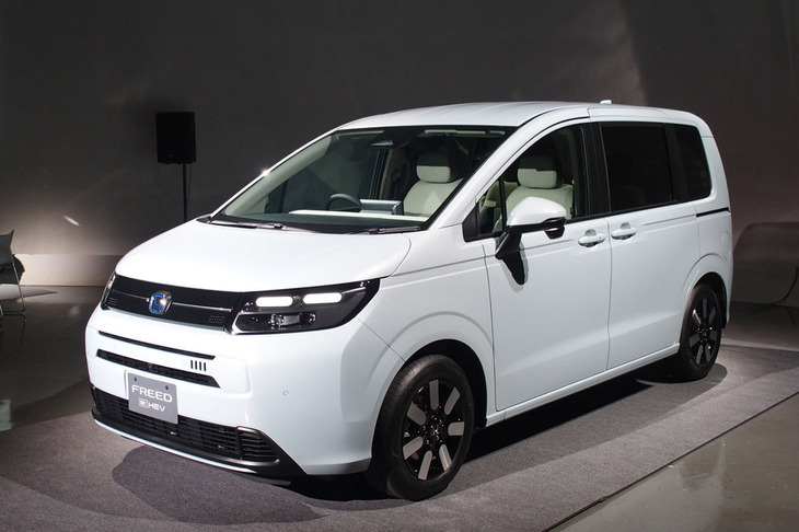 プラットフォームは先代型の進化版。Aピラーの角度も変わっていない。エクステリアデザインでは、「年代や性別を問わず、すべての人がどんなシーンでも安心して快適に過ごせることを目指した」という。