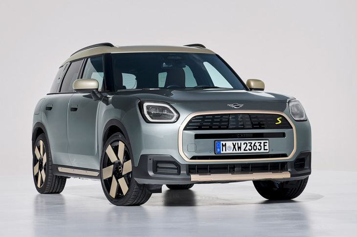 2023年11月21日に発表された、新型「MINIクロスオーバー」こと「MINIカントリーマン」。商標の関係で、これまで国内での名称は“クロスオーバー”だったが、新型は晴れてグローバルな名称である“カントリーマン”で扱われる。