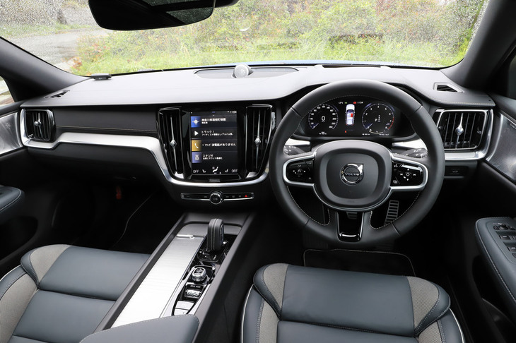 「V60 B5 R-DESIGN」のインストゥルメントパネルまわり。最新の「60シリーズ」は装備のブラッシュアップもトピックで、CDプレーヤーが廃止となる一方、新たに携帯端末の非接触充電装置が採用された。