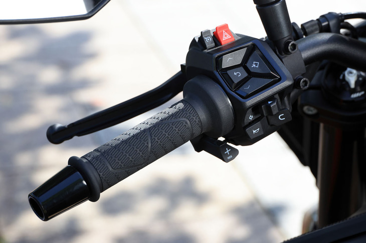 スイッチ類の設計変更も「990デューク」のトピック。より人間工学に即したものとなり、スイッチに目をやらずとも、指の感覚だけでの操作がしやすくなった。