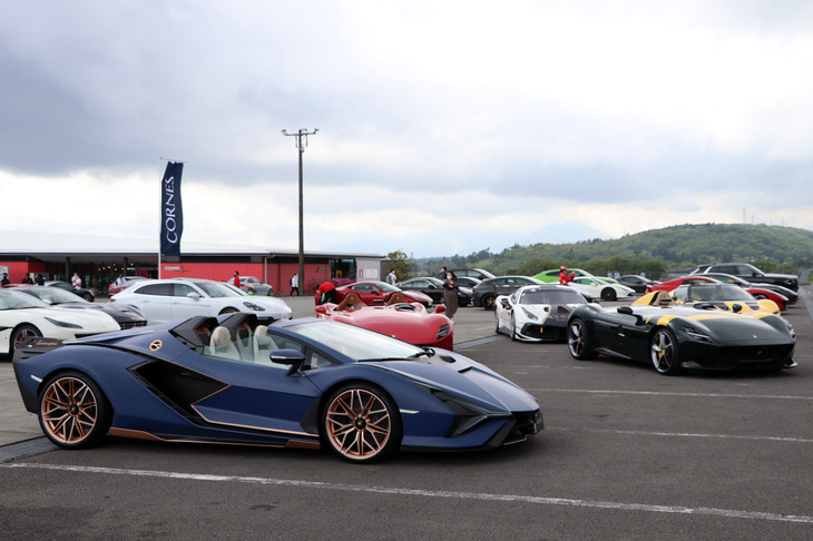 展示ブースの目玉は、ずらりと並べられたフェラーリとランボルギーニの希少モデル。驚くべきことに、各車ともに近寄って見ることができたため、細部まで鑑賞できる貴重な機会となった。