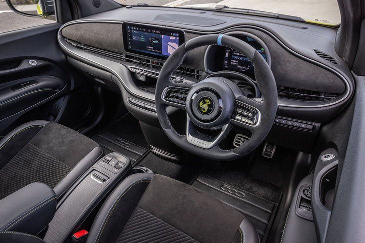 インストゥルメントパネルのデザインは「フィアット500e」に準ずるが、黒を基調としたレザーとアルカンターラでスポーティーに仕上げられている。センターにブルーのマークが備わる、こちらもレザーとアルカンターラで仕立てられたステアリングホイールは、「アバルト500e」の専用アイテム。