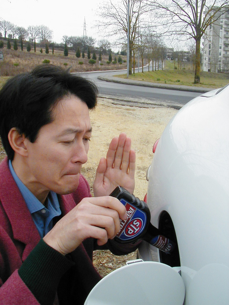 高い効果を念じながらディーゼル用添加剤を注入する。