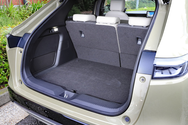 ホンダは新型「ヴェゼル」の荷室容量を公表していないが、デザインの都合や後席居住性の向上のため、従来型（FF車で393リッター）よりややサイズダウンしているという。