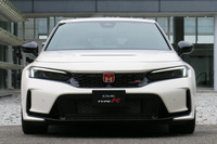 先述のフロントサスペンションを収めるため、「シビック タイプR」は標準車の1800mmから1890mmに全幅を拡大している。