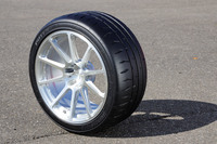 「ポテンザRE-71RS」は13インチから19インチまで全63サイズをラインナップ。2020年2月1日よりサイズ別に順次販売を開始している。価格は1万3640円～8万3160円。