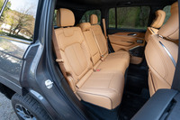 フロント同様、上質なつくりのリアシート。左右独立式のエアコンやシートヒーター／ベンチレーション機能、計4つのUSBポート（Type-AとType-Cが2個ずつ）、115V AC　150W電源と、装備も充実している。