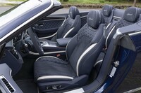 シート表皮はダイヤモンドステッチ入りのレザーとアルカンターラのコンビ仕立て。下部の樹脂部分のカラーリングもきちんとネイビー系でそろえられている。