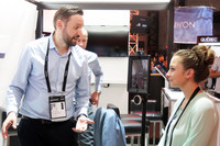 トタルのブースにて、現地スタッフとともに説明を受ける、アメリカのストリーミングロボット。