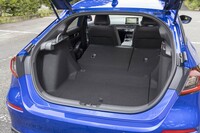 40：60分割の後席の背もたれをすべて倒したところ。荷室の床面との間はおおむねフラットになる。