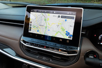 インフォテインメントシステムとしては、オーディオナビゲーションシステム「Uconnect」を標準装備。音声コマンド機能付きで、ラジオ放送局の選択や電話の発信、車内温度の設定などを声で操作できる。