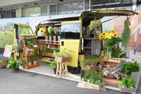 取材会の会場に展示された、移動フラワーショップ仕様の「N-VAN e：」。この日のために、本物のフラワーショップにアレンジしてもらったという。