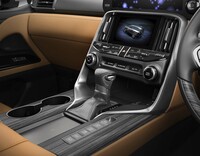 センターコンソールのスイッチ類は、目視しなくても指先の感触だけで直感的に操作できるデザインが採用されている。