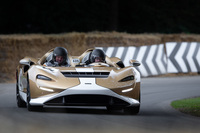 元インディカーレースのチャンピオンであり、F1テストドライバーでもあったケニー・ブラックがドライブする「マクラーレン・エルヴァ」。ケニーは現在、マクラーレン・オートモーティブのチーフテストドライバーを務めている。