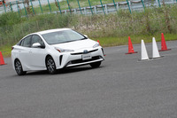 アクセルとブレーキの踏み間違いによるクルマの暴走を防ぐ「急アクセル時加速抑制機能」。まずは「トヨタ・プリウス／プリウスPHV」の一部改良モデルに採用される。