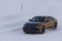 かなり滑りやすい路面のはずなのだが、内側の雪壁にぴたりと沿うように走れる。