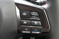 ステアリングホイールのスポーク部分に設けられた「アイサイト・ツーリングアシスト」の操作スイッチ。左上に位置するのが、操舵支援機能のボタンである。