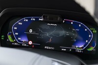 メーターパネルの表示もアルピナ独自の仕立て。中央に「ALPINA」ロゴが表示され、盤面全体のトーンもブルーとグリーンが主体となっている。