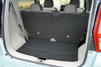 荷室の奥行きはリアシートを一番後ろに下げた状態で385mm。荷室側からでもシートをスライド／リクライニングさせることができる。