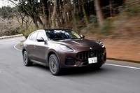 足まわりはフロントがダブルウイッシュボーンでリアがマルチリンク。エアサスはLSD、スポーツペダルとセットのオプション（試乗車には装着済み）。