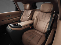 リアシートはフルリクライニングが可能。左右セパレート式で、「センチュリー」の乗員は4人となる。