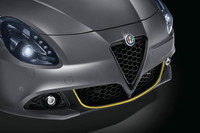 フロントグリルにイエローのアクセントカラーを採用。