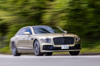 駆動方式は4WDのみの設定。エンジンの低負荷時（発生トルクが235N・m未満でエンジン回転数が3000rpm未満の場合）には、8気筒のうち4気筒がストップする気筒休止システムが作動し、燃費向上に貢献するという。