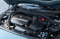 フロントに横置きで積まれる1.5リッター3気筒ターボのB38型エンジンは最高出力156PS、最大トルク240N・mを発生。マイルドハイブリッドのモーターの助力を得てシステム全体では170PSと280N・mを生み出す。