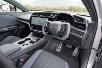 インテリアではどうしてもステアバイワイヤ用のステアリングに目が行ってしまう。可動域は左右それぞれ約200°なので持ち替えなしで運転できる。