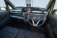 「ワゴンRハイブリッドFX」のインテリア。インパネのカラーパネルにホワイトを採用することで、明るさと広さが演出されている。