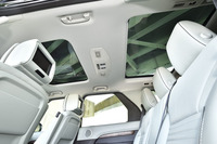 「HSEラグジュアリー」では電動パノラミックルーフが標準で備わる。