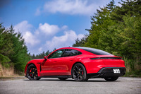 タイカンで追加コストを必要としないスタンダードな外装色は「ホワイト」と「ブラック」のシンプルな2色のみ。写真の「カーマインレッド」は39万6000円の有償色となる。