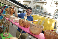 オリーブでできた食器の屋台を営むチュニジア人、ワリッド・ムティメットさん。