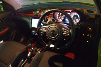 「スイフトスポーツ」のインテリア。6段MTながら、ACC付き。ACCの作動中でもギアチェンジできるのが、カーマニア的には感動モノ。