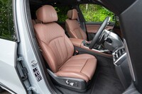 今回の試乗車は「コーヒーブラウン」のレザーをチョイス。ボディーカラーの「Mブルックリングレー」の淡い色合いとよく調和している。