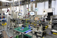 寄居工場のなかで唯一の「シビック タイプR」専用のラインとなっているのが、フロントサスペンションの組み立て工程だ。