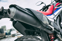 “オフ車”ならではの、高い位置に装備されたマフラー。内部は2室構造となっており、歯切れの良いパルス感のある排気音を実現している。