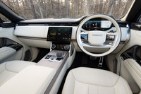 今回の試乗車はデビュー初年度のみ生産される「ファーストエディション」。23インチホイール（試乗車はスタッドレスタイヤを履くために、22インチに変更されていた）に、後席用エンターテインメントシステム、クーラーボックスなどが標準装備となる豪華仕様だ。