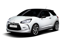 フロントノーズを飾る“ダブルシェブロン”のマークと、DSのバッジに注目。DSがシトロエンから独立してひとつのブランドとなったのは、2014年のことだった。