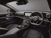 「E350eアバンギャルド スポーツ」のインストゥルメントパネルまわり。